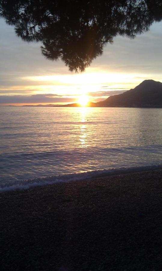 Appartamento Apartman On The Beach - Nemira, Omiš Esterno foto