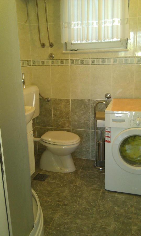 Appartamento Apartman On The Beach - Nemira, Omiš Esterno foto